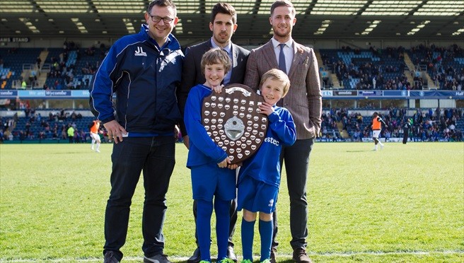 Marlow Town U8 with WWFC's Matt Kretzschmar (centre) and Nathan Evans (right)